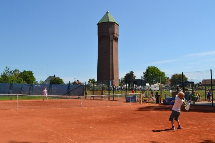Prova på Padel Kom och lär dig padel tillsammans med vårt proffs Sandra. Den 5 och 6 juli, mellan 14.00-16.00 kommer hon att vara på plats vid padelbanan på Sparbanksvallen.