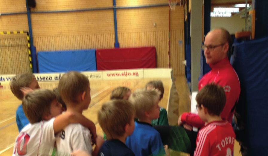Tränare/lagledare ger spelarna uppgifter om hur mycket och till vilket bankgironummer inbetalningen sker. I de fall kassören har uppgifter om spelare skickas en faktura på medlemsavgiften.
