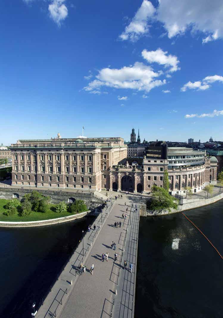 Riksbron leder till Helgeandsholmen och riksdagen.