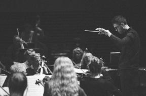 Ólafsson samarbetar ofta med nutida tonsättare och har hyllats för sina säregna tolkningar av bland andra Fréderic Chopin och Philip Glass.