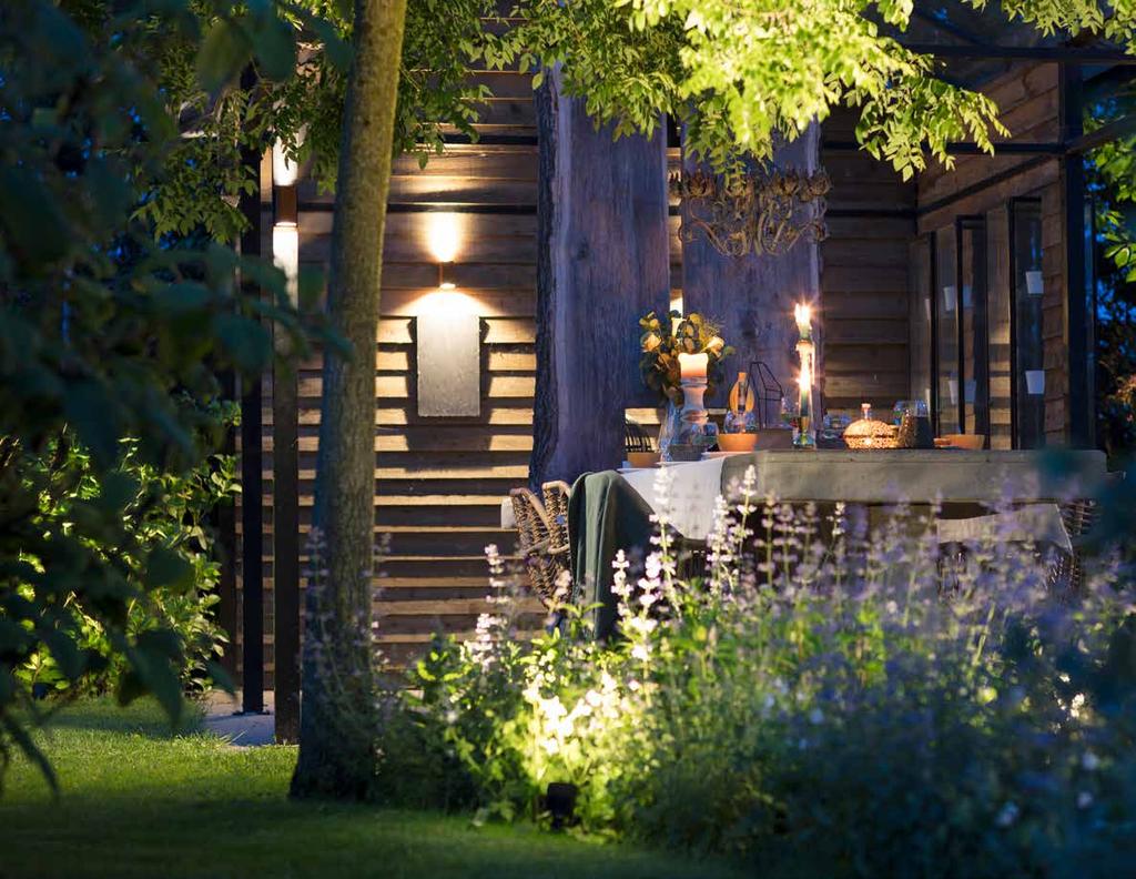 INSPIRATION 28 01 UNIK HEM- TREVLIGHET 29 Att sitta utomhus och äta en god middag tillsammans med