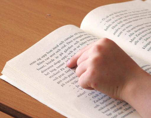 5. Barnet läser och skriver N. Barnet läser självt Att läsa samma text flera gånger ger bra träning för att kunna läsa med flyt, inlevelse och varierad satsmelodi.
