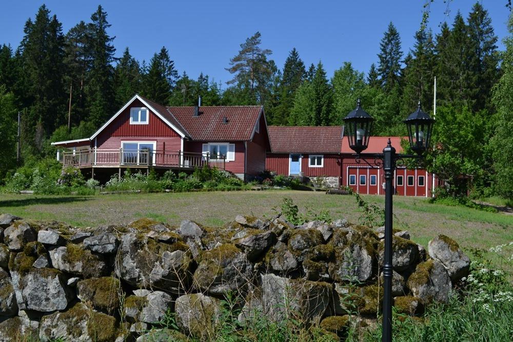 FRILIGGANDE VILLA - STOR SJÖTOMT NORRA IMMELN - PRIS: 1 900 000:- ELLER HÖ Beskrivning Bebyggd sjötomt norra Immeln. Naturskön och lugn bebyggd strandtomt i norra Immeln!