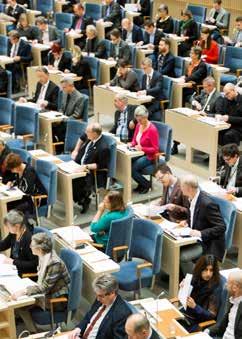 12 Så fungerar riksdagen på lättläst svenska 349 ledamöter i riksdagen Alla riksdagens 349 ledamöter tillhör ett parti. Det finns åtta partier i riksdagen.