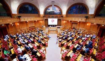 Så fungerar riksdagen på lättläst svenska 15 Partiernas arbete i riksdagen Riksdagsledamöter från samma parti bildar en partigrupp och har sitt kontor i riksdagen. Kontoret kallas partikansli.