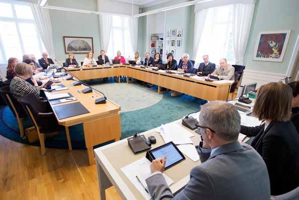 Så fungerar riksdagen på lättläst svenska 17 Utskotten arbetar med frågor som riksdagen ska besluta om.