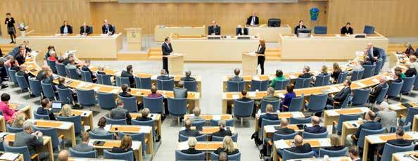4 Så fungerar riksdagen på lättläst svenska Folket väljer partier Sverige har haft demokrati i ungefär hundra år.