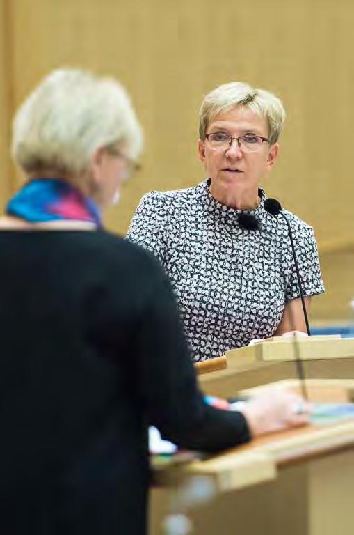 Myndigheterna i Sverige är ganska stora och självständiga jämfört med i andra länder. De lyder visserligen under regeringen men ingår inte i förvaltningsmyndigheten Regeringskansliet.