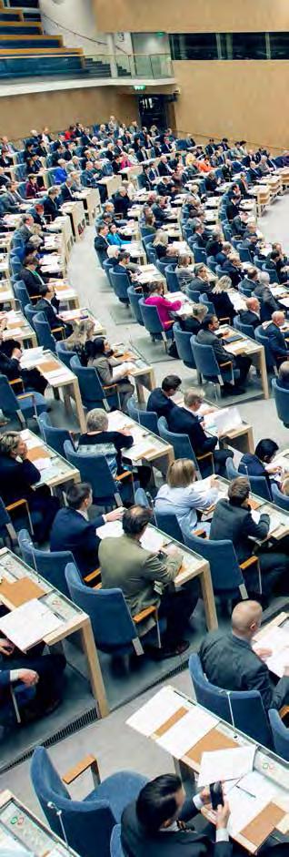 4 Så fungerar riksdagen Riksdagen godkänner regeringen Sverige har sedan länge ett demokratiskt statsskick med riksdagen som högsta beslutande instans.