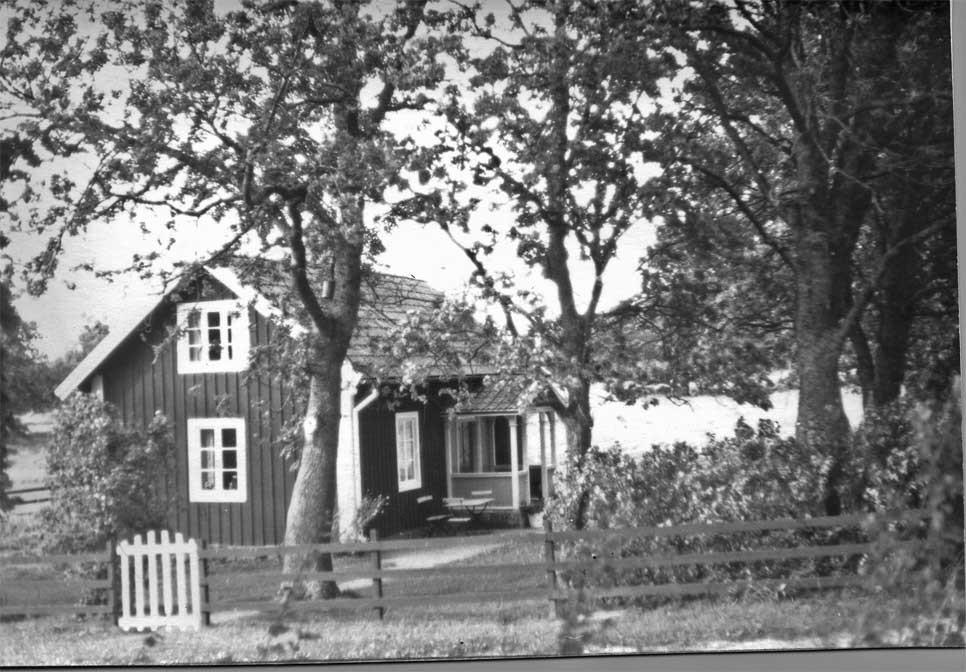 Ladbacken, Lillgården Först boende 1862 är Carl Månsson Hall avsked.livgr från Mosshult med hustru Stina Greta Andersdotter De dör i stugan 1881 resp 1880.