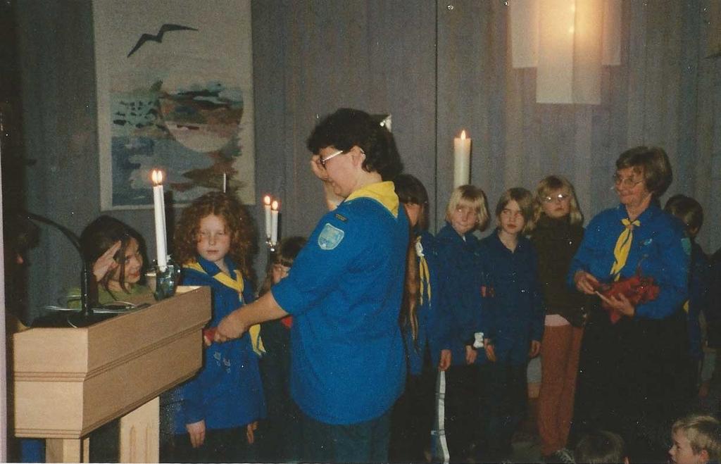 Kåren hade nära och god kontakt med Stenkullens kyrka. Bengt och Solveig förmedlade. Här märkesutdelning på St. Georgsdagen. Fortsatt verksamhet och avveckling Scoutkåren fyllde 10 år i december 2002.