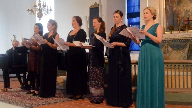 stiftelse under en veckas tid Master Class på Birgit Nilsson Museum. Undervisningen ägde rum under sex dagars intensivstudier med sex mycket duktiga sångare.