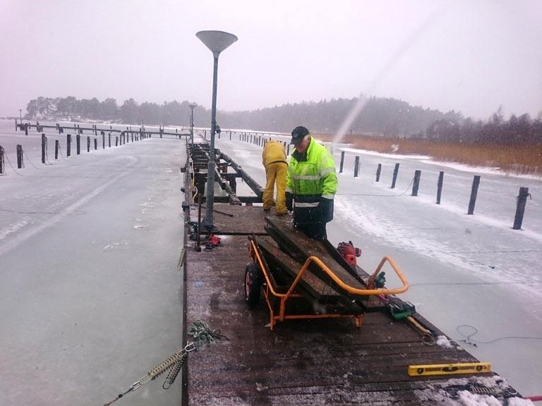 Äntligen is Tack vare den sena vintern, med så pass mycket kyla att det blev tillräckligt med is, så har vi nu gjort en ordentlig renovering av bryggan till höger om bryggrinden.