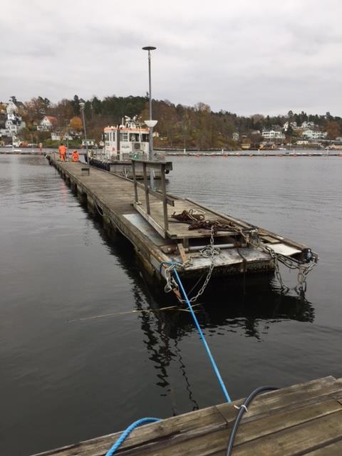 3 Rapport från Pontongruppen A-pontonen på väg bort efter lång och trogen tjänst för att ge plats för den nya betongpontonen Nu är arbetena med bryggprojektets etapp 2 igång, som innebär att