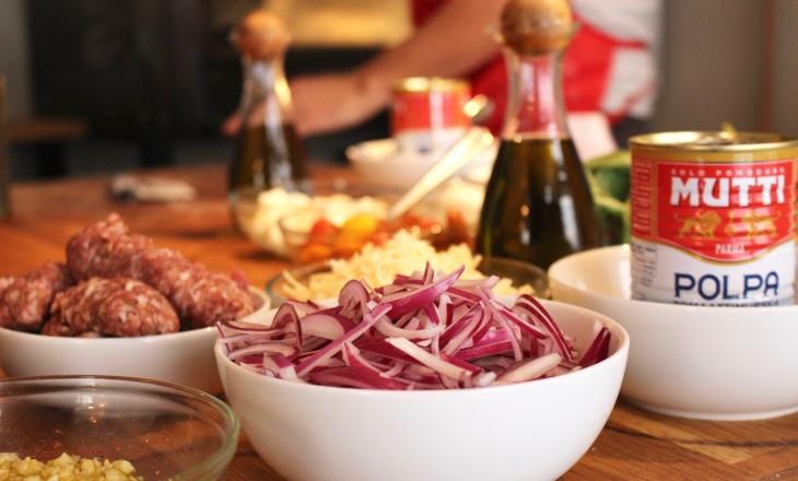 Mutti bjöd in till presslunch hos pizzeria 800 grader i Vasastan i Stockholm. Hur lyckas man med sin pizza hemma? Vi fick lära oss en massa knep för att åtminstone komma nära originalet.