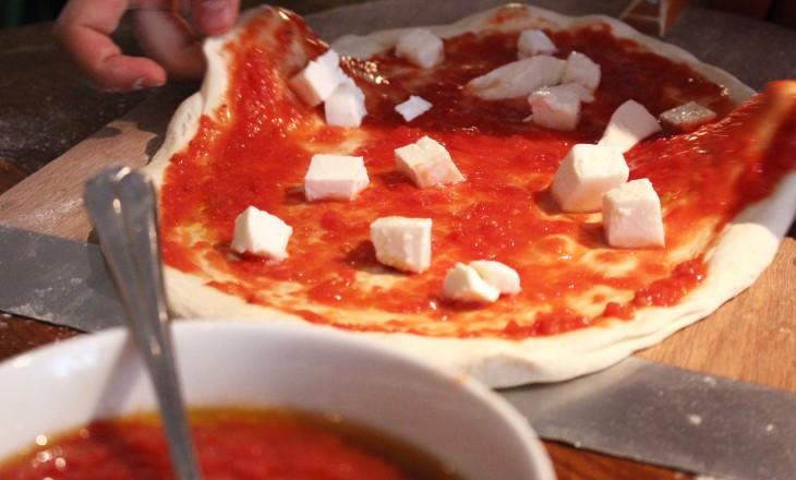 TomatsåsenEn bra genväg för att enkelt få en aromatisk och god tomatbas till pizzan, utan att koka och stå i, är att ta en burk krossade tomater, blanda in rikligt med olivolja ochsalta och peppra