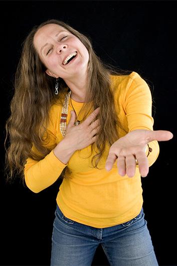 Ivves underbara Afrofusion hämtar inspiration från den traditionella västafrikanska dansen och ur djupet av många års erfarenhet som både dansare och lärare.