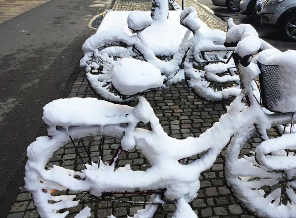 Om du ser gator som är is- och snöfria när andra är vita i vinter, eller som här där insnöade cyklar står på en snöfri gata, då vet du vad det beror på. Ett säkrare Västerås med snöfria gator.