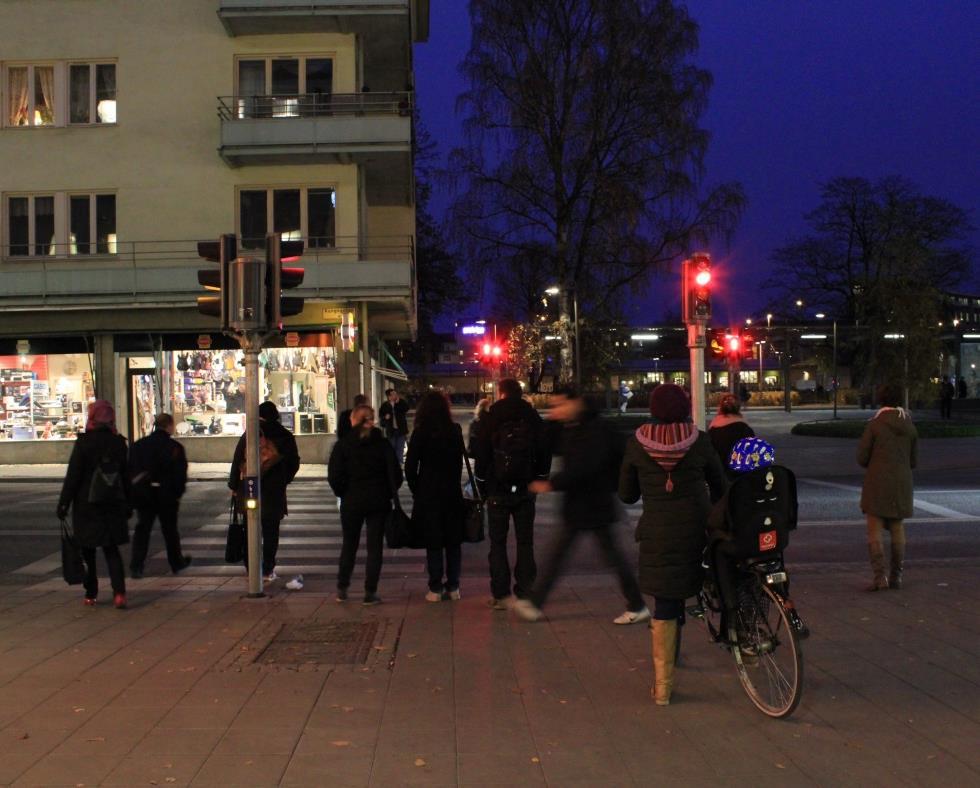 Trängsel -fotgängare Trängsel vid övergångställ och