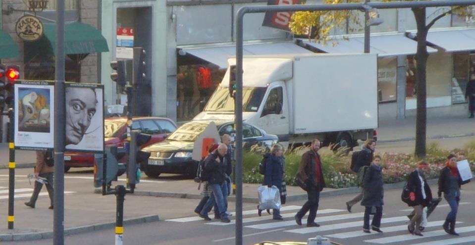 Följa strömmen av fotgängare Försiktig fotgängare Gå mot rött