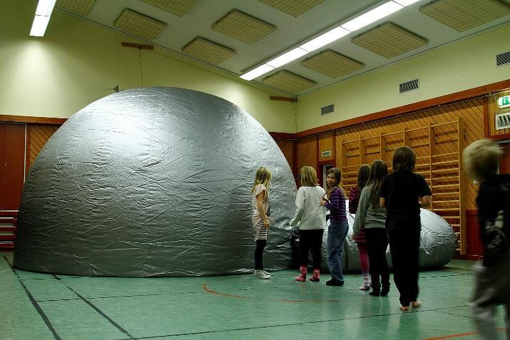 Astronomi: Norrmalmskolan (75+4), Pitholmsskolan (73+6), Porsnässkolan (107+7) och Rönnskolan/Träningsskolan (25+9) (280 elever och 26 pedagoger) Planetariet visades även för delar av Porsnässkolans