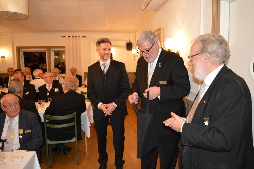 Våra nya bröder är Christofer Fagerlind, Ebbe Jansson, Hans-Arne Johansson, Magnus Broder Christopher Fagerlind väntar på sin kasse.