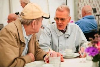 Äldrekontakt har en långsiktig lösning på social isolering Fungerande system som bryter social