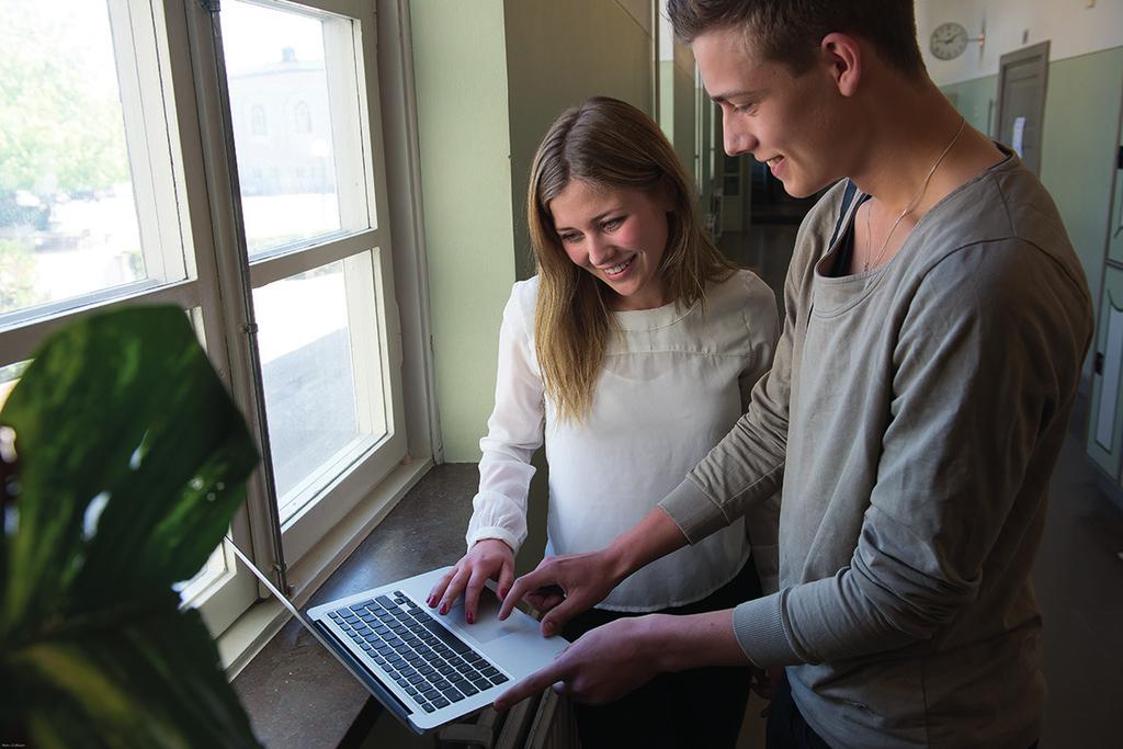 PRIORITERADE OMRÅDEN - DIGITAL KOMPETENS Digital kompetens Skolans uppdrag är att ge alla barn och ungdomar utbildning så att de kan medverka i samhället och samtidigt vara med och påverka dagens och