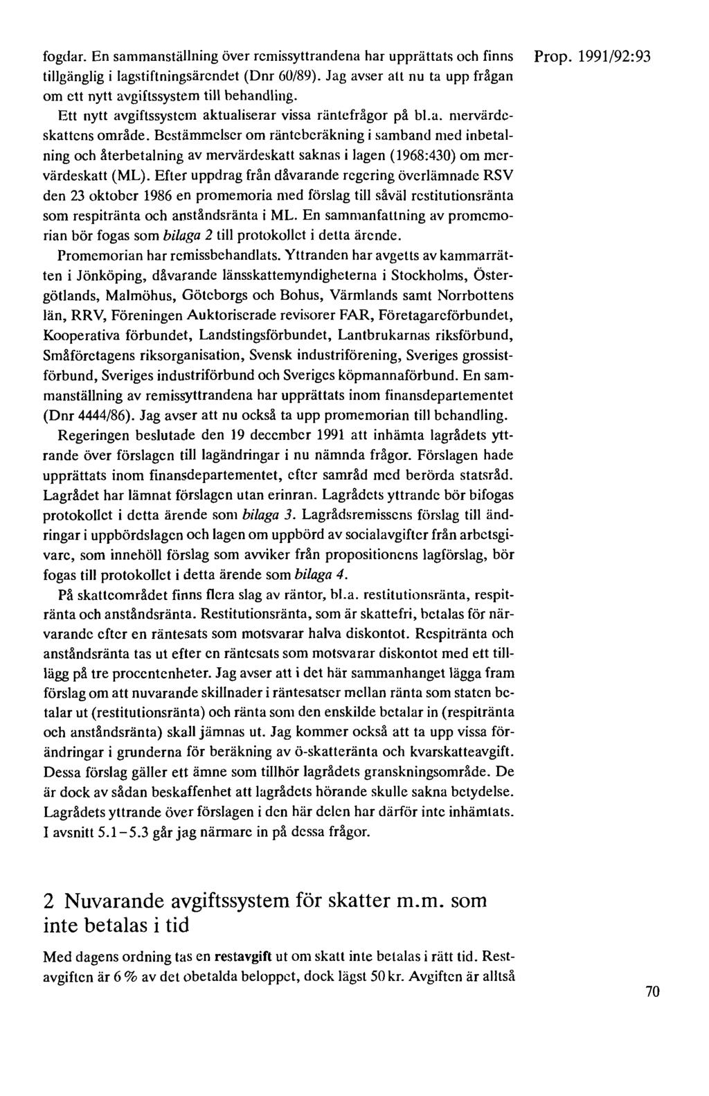 fogdar. En sammanställning över remissyttrandena har upprättats och finns tillgänglig i lagstiftningsärcndet (Dnr 60/89). Jag avser all nu ta upp frågan om ett nytt avgiftssystem till behandling.
