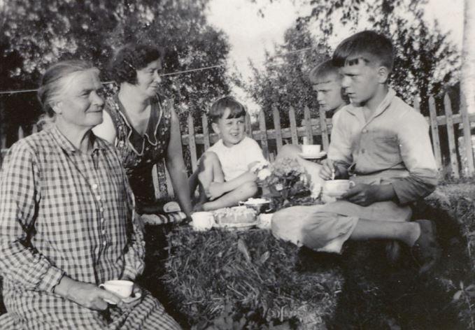 Till vänster sitter Anna Persdotter Wiklund med dottern Anna och barnbarn 1936.