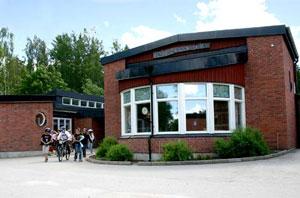 Tallängens skola är en F-6 skola med 237 elever och 27 personal. Skolan ligger i Hällabrottet, ca 3 km utanför centrala Kumla. Området har en homogen befolkning.