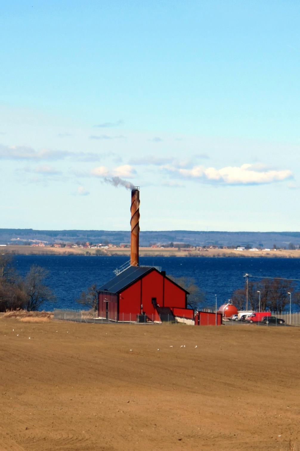 Sverige har idag 520 fjärrvärmenät med biobränsle och avfall 90 av dessa är kraftvärmeverk. Sedan 1990 har växthusgasutsläppen minskat med 85%. 75 % av energin kommer från biobränslen och avfall.