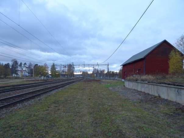 Bräcke f d lastområde 2016, stickspåren borttagna, till höger en övertorvad lastkaj av