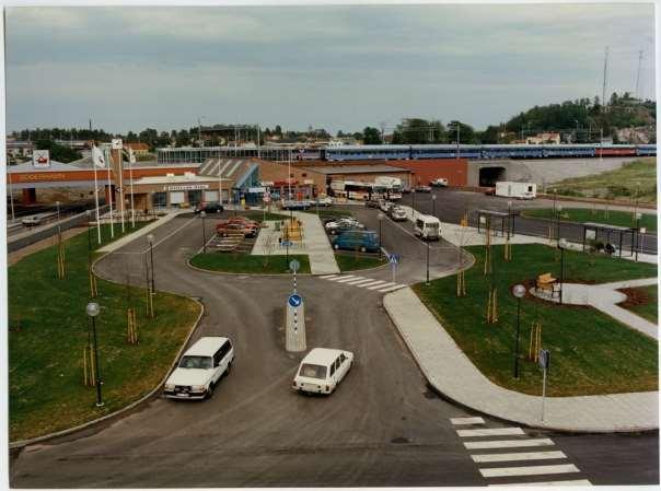 Söderhamns resecentrum med anslutande bil- och busstrafik, 1997. Källa: Samlingsportalen.
