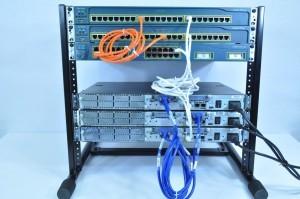 Utrustning På 2 rack fyra Cisco CCNA laborationsgrupper.