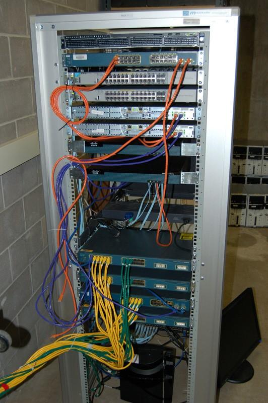 2800 Cisco router, 1841 Cisco routrar och L3 switchar.