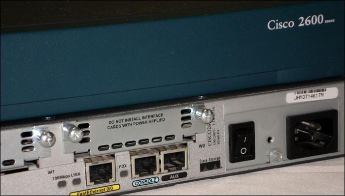 Router 2600 Cisco 2600 router är en modul-uppbyggbart