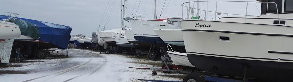 Marinans kran lyfter båtar upp till 12,5 ton. Under sjösättnings- och upptagningstider ordnas speciella dagar för båtlyft. Vid servicekajen finns också slip och mastkran.