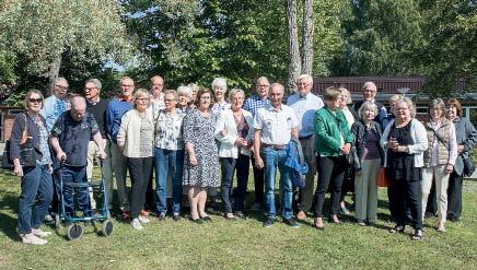 Anna-Britta tog, som initiativtagare och värdinna, emot i strålande solsken på skolgården.