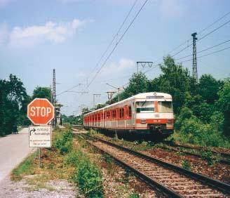 420 001 har nyligen rustats upp till originalskick i München, så kallat Traditionszug. Inredningen dock inte ändrad ännu. Här ses tåget, med 420 501-9 främst, i Englschalking 22 maj 2002.