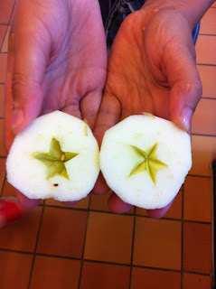 Äppelmoj á la Niclas Ingredienser till två portioner: 2 äpplen 2 msk syltsocker 1/2-1 krm mals kardemumma Gör så här: 1. Sätt ugnen på 200 grader. 2. Skala och tärna äpplena. 3.
