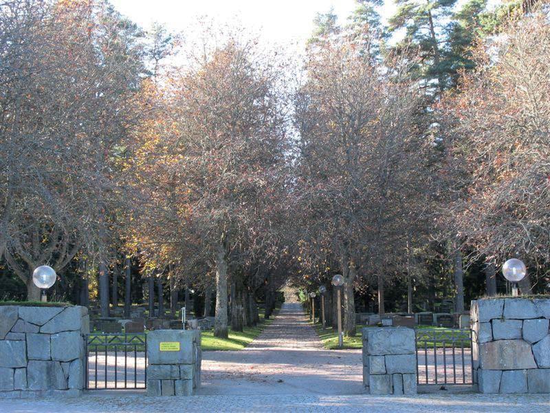 10 BYGGNADSVÅRDSRAPPORT 2007:129 Nordöstra ingången till Skogskyrkogården. Vetlanda skogskyrkogård Miljö Vetlanda socken är en starkt kuperad skogsbygd i det forna Njudung.