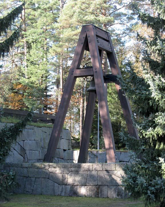 Urnutlämningsplats Urnutlämningsplatsen från 1964 är utformad som en pergola längs ett förhöjt parti av kyrkogårdsmuren. I denna mur är en yta med släthuggen granit och ett band med kopparplåtsluckor.