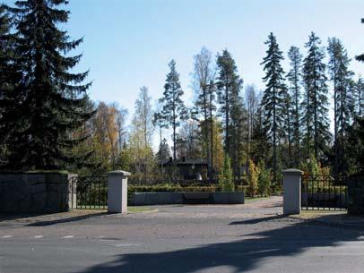 En rak grusgång utgör fortsättning på Skogskyrkogårdens huvudaxel. I Parkkyrkogårdens mitt möter denna en tvärgående grusgång.