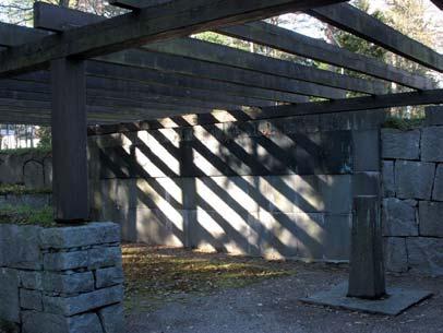 Kyrkogården är utformad som en typisk svensk skogskyrkogård med utsparad vegetation av högstammiga furor och granar.