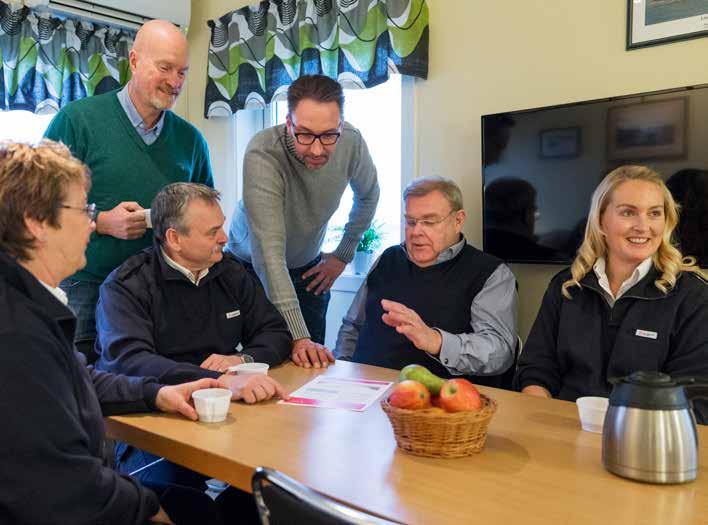 Foto: Kasper Dudzik Anders i samtal med några medarbetare: Dolores Jansson befälhavare, Rolf Nilsson varvschef, Jarl Andreasson rederiingenjör, Jörgen Sandström distriktschef och Sofia Josefsson