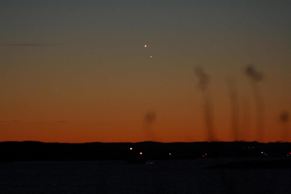 Astronomisk morgonflirt 7 Vid gryningen den 13:e november steg planeterna Venus och Jupiter upp över horisonten tätt ihop med ett inbördes avstånd av 17 bågminuter, dvs endast en dryg månradie i en