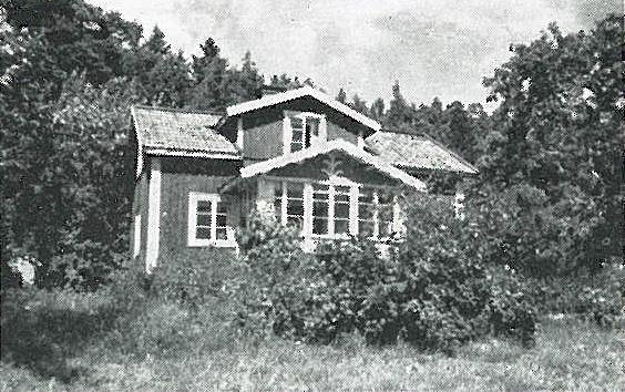 Gården under 1900-talet, vad vet vi om byggnaderna Den östra gården (Kvarsebo Djupvik 1:5) Bostadshuset, som troligen byggdes i samband med laga skiftet, restaurerades och byggdes till 1933-34, 1942