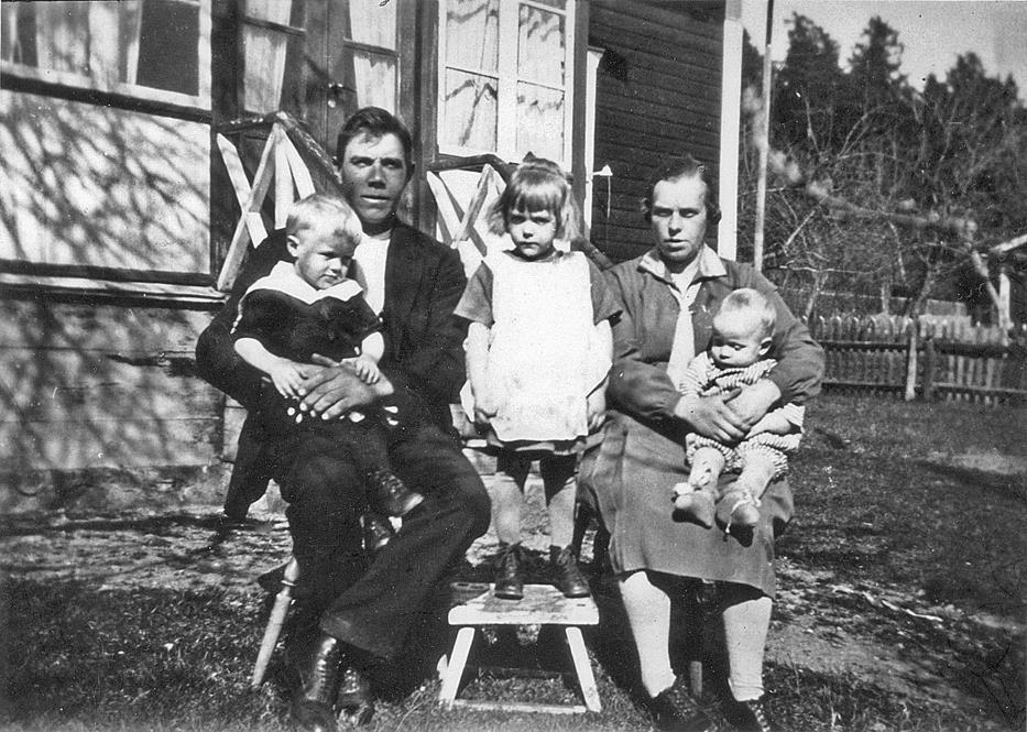 Familjebild från omkring 1930 med John och med hustrun