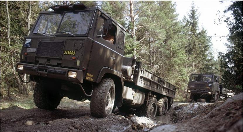 5 (6) Två SBAT 111 6x6 i militär skepnad avancerar under tuffa förhållanden någonstans långt inne i en svensk skog på 1980-talet. Men enbart speciell är inte alltid speciellt nog för vissa kunder.
